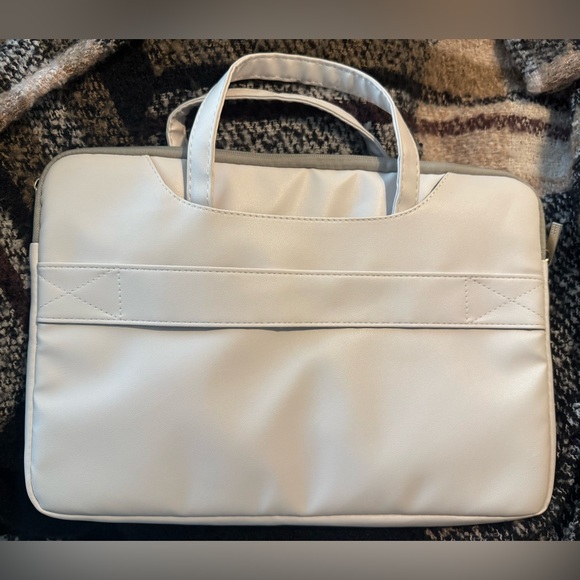 NWOT Hello Kitty laptop Case - Picture 2 of 3